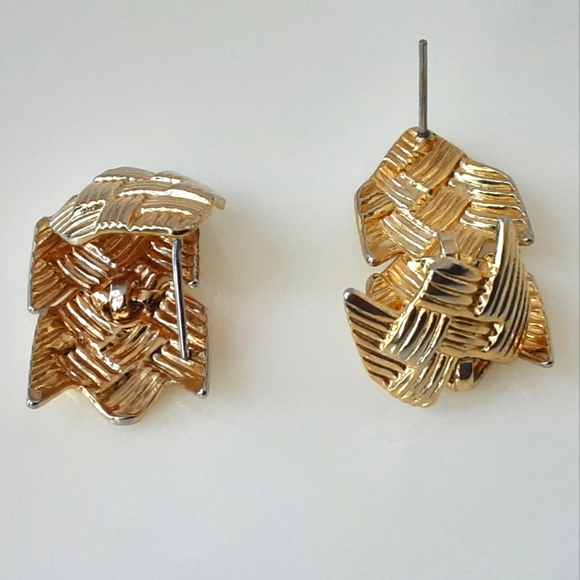 Arrow Textured Ribbed Gold Plate Articulate Dangle Pierced Earring 1.5" - Vtg - Picture 6 of 7